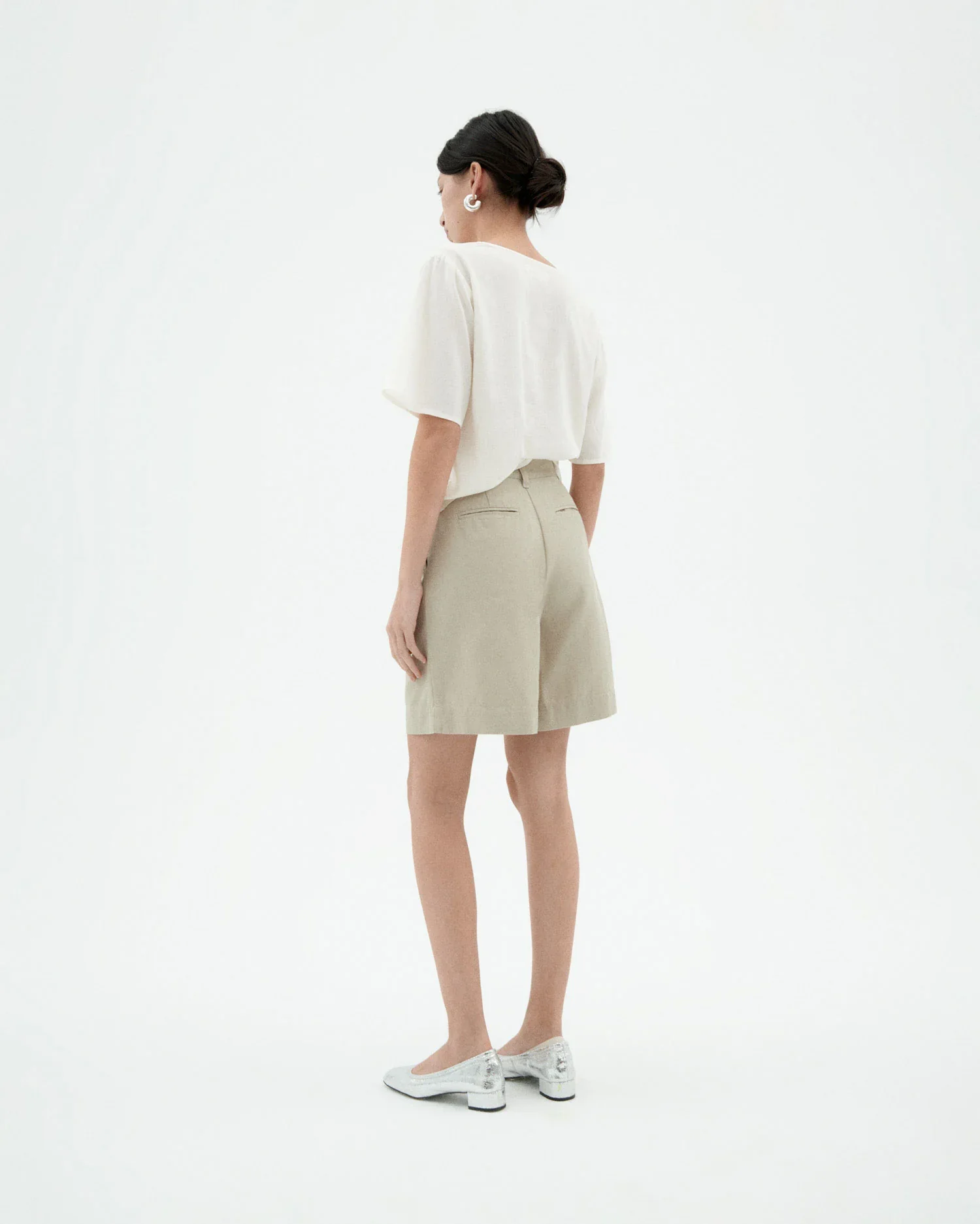 Beige pleats hemp Lia bermuda shorts - Image 4